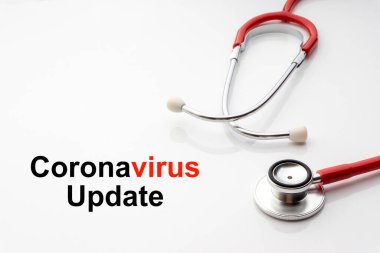 Beyaz arka planda steteskoplu COVID-19 UPDATE metni. Covid veya Coronavirus Kavramı 