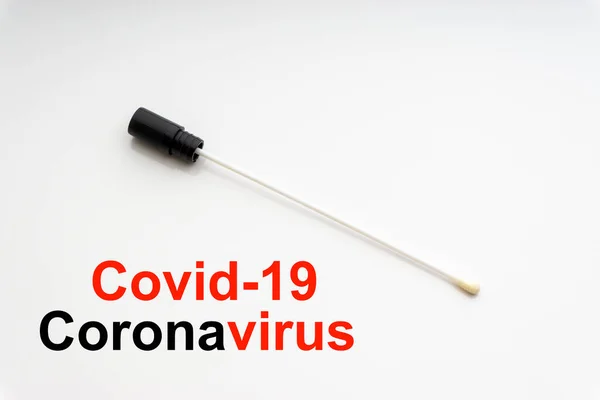 Covid Coronavirus Texte Avec Écouvillon Médical Sur Fond Blanc Concept — Photo