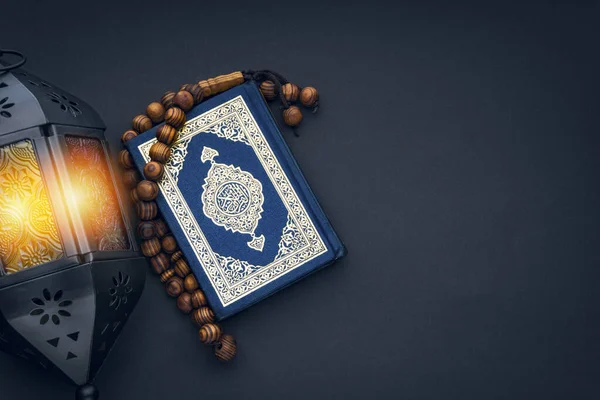 Święty Koran Napisaną Kaligrafią Arabską Znaczenie Koran Lampa Latarnia Różaniec — Zdjęcie stockowe
