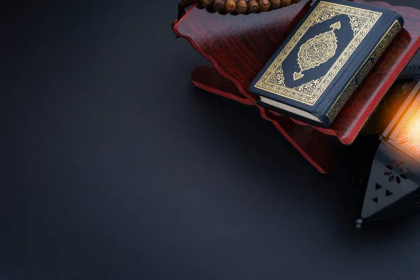 Saint Coran Avec Calligraphie Arabe Écrite Signifiant Coran Lampe Lanterne — Photo