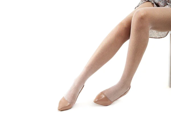 Žena nohy nosí vysoké podpatky bílé pozadí — Stock fotografie