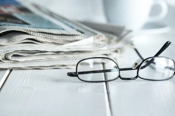 Gazeteler ve gözlük yığını — Stok fotoğraf