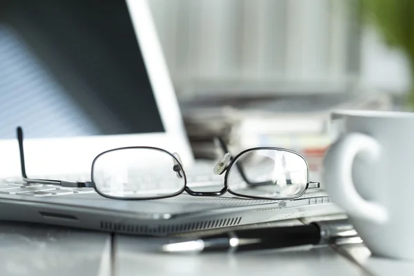 Occhiali su laptop e caffè — Foto Stock