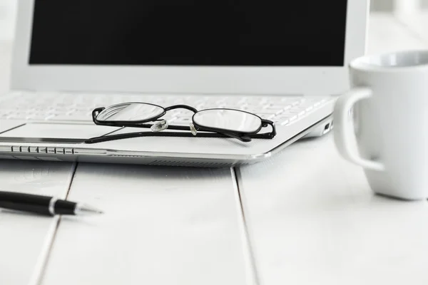 Brillen op laptop en koffie — Stockfoto