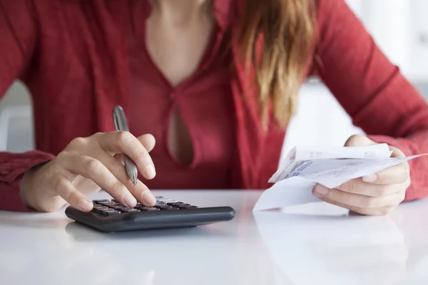 Manos de mujer con cuentas en la mesa — Foto de Stock