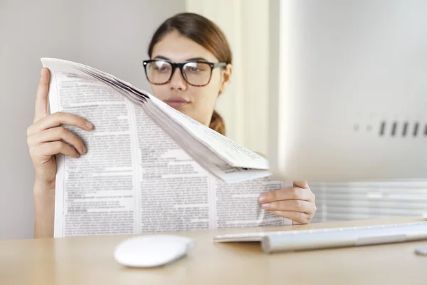 Joven mujer leyendo periódico —  Fotos de Stock