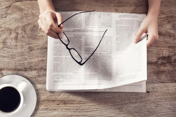 Joven mujer leyendo periódico —  Fotos de Stock