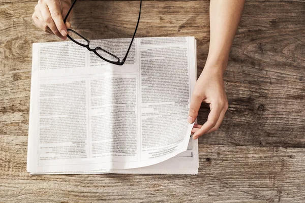 Young woman reading newspaper — Stock Photo, Image