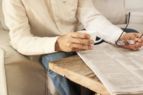 Hombre leyendo el periódico en casa — Foto de Stock