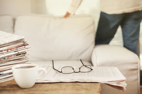 Hombre leyendo el periódico en casa —  Fotos de Stock