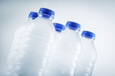Islak plastik su şişeleri üzerinde beyaz arka plan izole