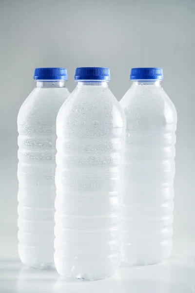 Mokré plastových lahví na vodu izolovaných na bílém pozadí — Stock fotografie