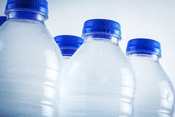 Mokré plastových lahví na vodu izolovaných na bílém pozadí — Stock fotografie