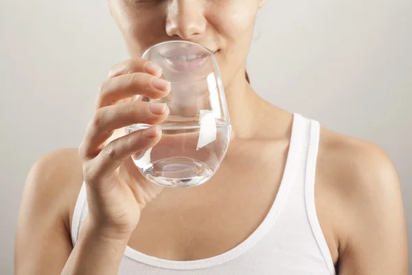 Jeune femme boire un verre d'eau — Photo