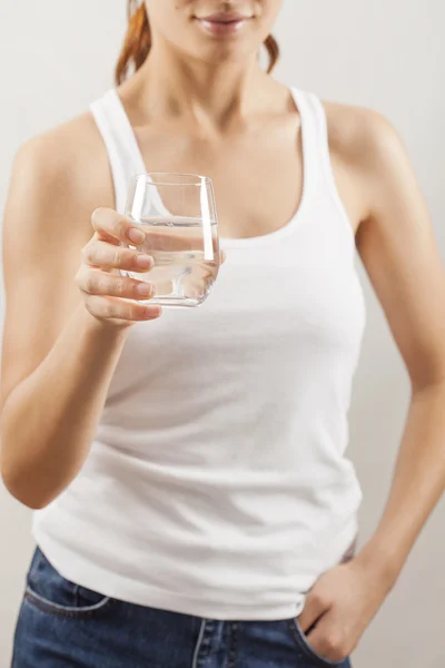 Jeune femme boire un verre d'eau — Photo