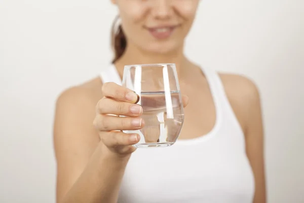 Jeune femme boire un verre d'eau — Photo