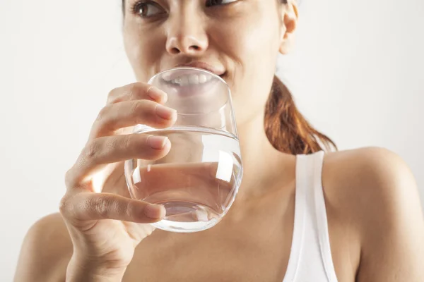 O tânără bea pahar cu apă — Fotografie, imagine de stoc
