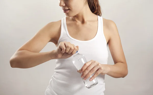 Jeune femme buvant une bouteille d'eau — Photo