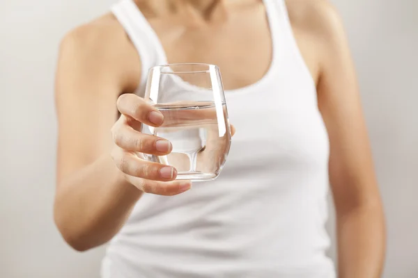 Joven mujer bebiendo vaso de agua — Foto de Stock