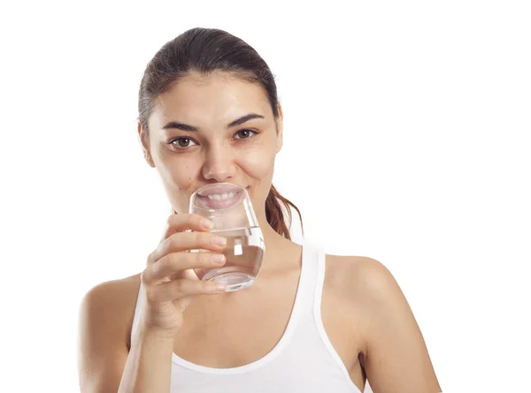 Jeune femme boire un verre d'eau — Photo