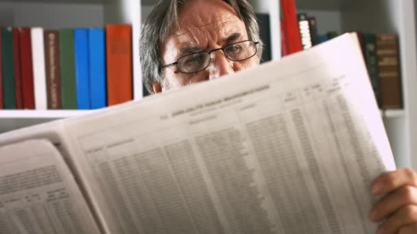 Hombre mayor leyendo periódico — Vídeos de Stock