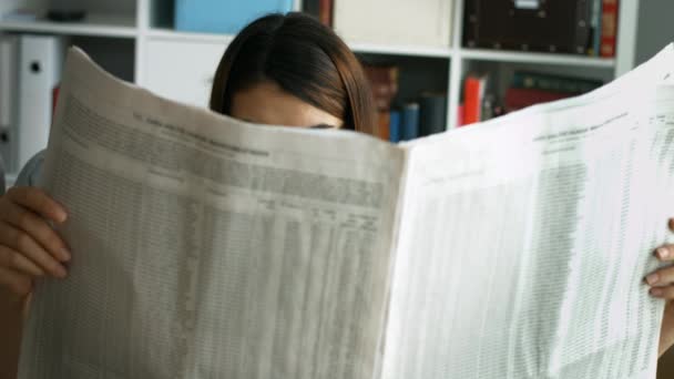 Genç kadın gazete okuyor. — Stok video