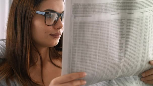 Joven mujer leyendo periódico — Vídeos de Stock