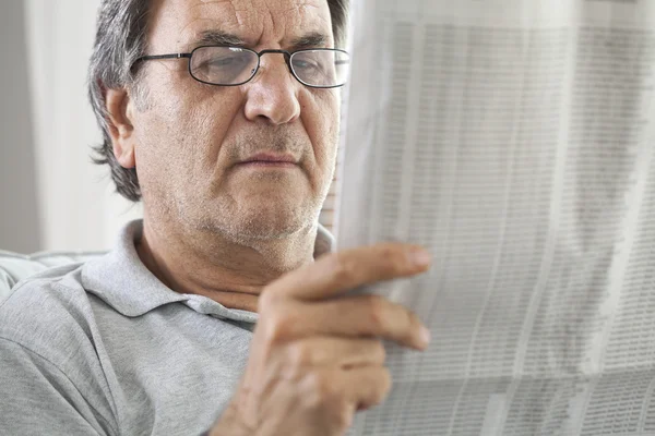 Homem sênior leitura jornal — Fotografia de Stock