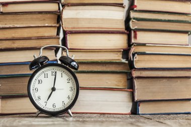 Yığın saat üstünde okul sırası ile kitap