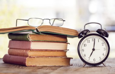 Kitap okuma gözlüğü üstünde okul sırası ile