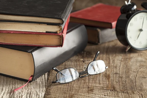 Books with reading glasses on desk — Stock Photo, Image