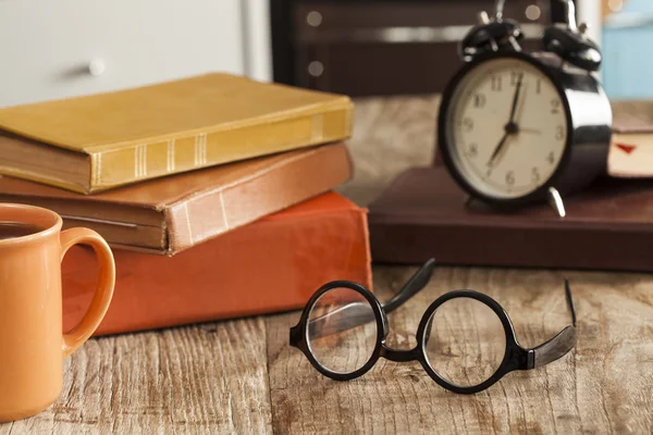 Libros con gafas de lectura en el escritorio —  Fotos de Stock