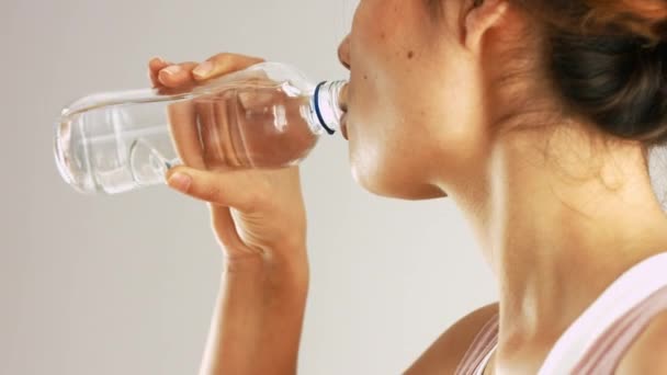 Ung kvinna dricksvatten — Stockvideo