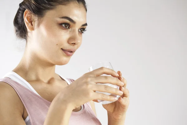 Jeune femme boire un verre d'eau — Photo