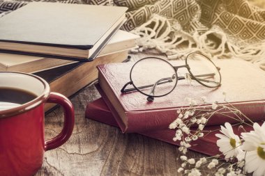 Kitap okuma gözlüğü üstünde okul sırası ile