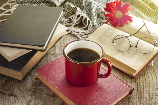 Libros con gafas de lectura en el escritorio — Foto de Stock