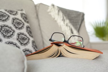 Gözlük ile kitap okumak