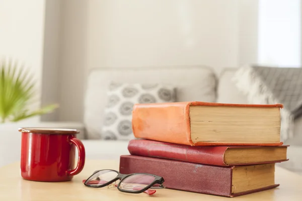 Libro de lectura con anteojos — Foto de Stock