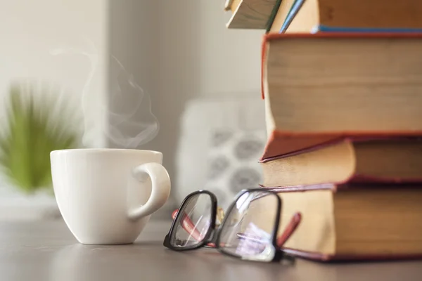 Libro de lectura con anteojos — Foto de Stock