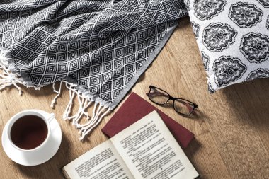 Kahve ahşap arka plan ile kitap okuma