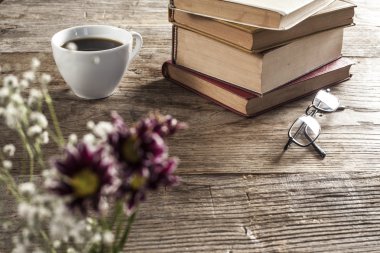 Kahve ahşap arka plan ile kitap okuma