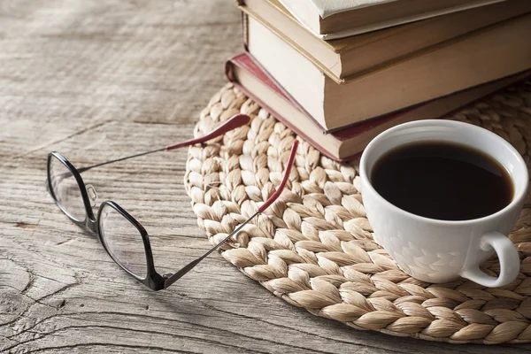 Lectura de libros con café en la mesa — Foto de Stock