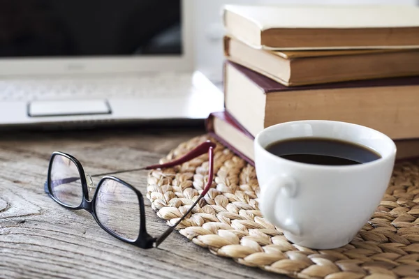 Lectura de libros con café en la mesa —  Fotos de Stock