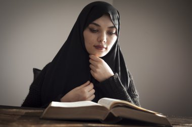 Müslüman kadının okuma kutsal İslam kitap Kur'an