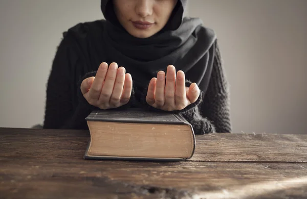 Muszlim nő olvasás Szent iszlám könyv korán — Stock Fotó