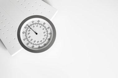 Beyaz arka plan üzerinde izole ağırlık ölçek