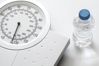 Beyaz arka plan üzerinde izole ağırlık ölçek