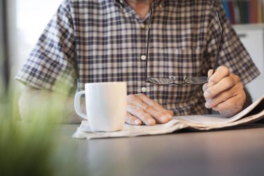 Tablo üzerinde adam okuma gazete