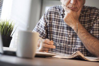 Tablo üzerinde adam okuma gazete