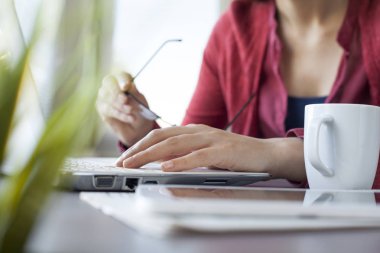 Bilgisayarda çalışan iş kadını